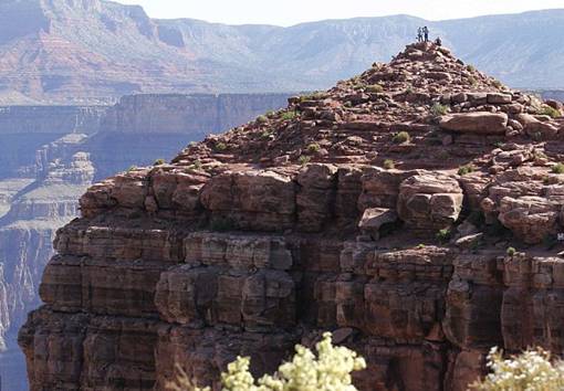 Benar-Benar Terbang Seperti Burung.  Yves Rossy si 'JetMan' Terbang Selama 8 Menit di Atas Bukit Grand Canyon