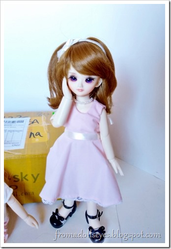 A yosd sized ball jointed doll with brown hair (Momoko), she is from the same company as the doll we are unboxing.  Kids Sky.