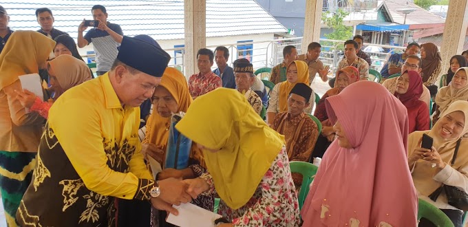 Bupati Serahkan Bantuan Korban Kebakaran Desa Pantai