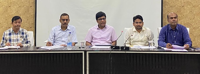 बच्चों के बौद्धिक क्षमता और विकास पर विशेष ध्यान दे-कलेक्टर डॉ.मित्तल यशस्वी जशपुर कार्यक्रम के तहत् प्राचार्यो, बीईओ और एबीईओ की हुई समीक्षा बैठक  बच्चों को पढ़ाने के लिए आधुनिक तकनीकी का भी करें उपयोग कलेक्टर ने अच्छे परिणाम लाने वाले प्राचार्यों की पीठ थपथपाई