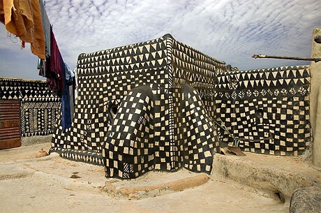 Τα ζωγραφισμένα σπίτια από λάσπη του Tiébélé,Μπουρκίνα Φάσο