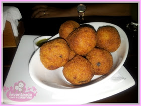 Bolinho de riso de funghi recheado de mussarela