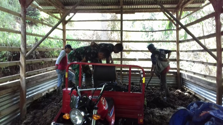 Satgas TMMD, Bantu Warga Membuat Kompos di BumDes Sungai Ning