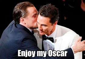 DiCaprio dándole el Oscar a Matthew McCounaghey
