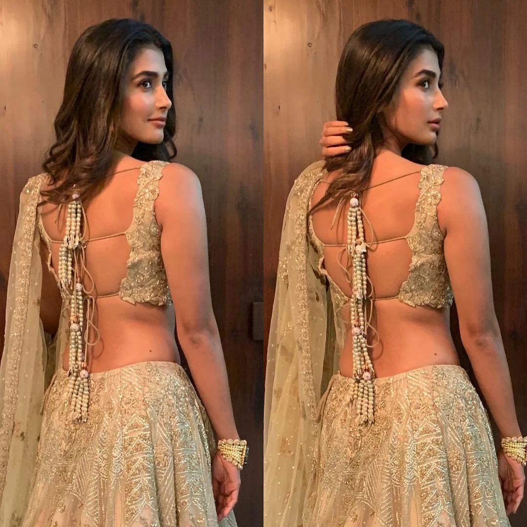 pooja hegde backless sexy back hot bollywood actress