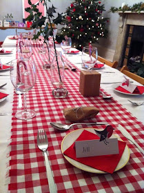 Decora estas navidades la mesa de comedor  con colores rojo y blanco