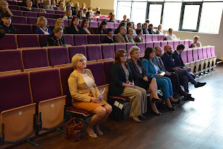 Uczestnicy spotkania siedzący na widowni