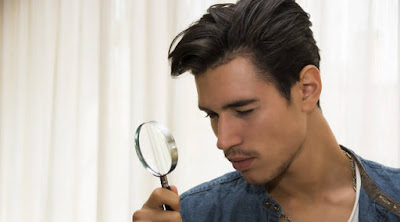 5 علامات تدل على أن صديقك يغار منك رجل ينظر عبر عدسة مكبرة jealous man looking through magnifying glass