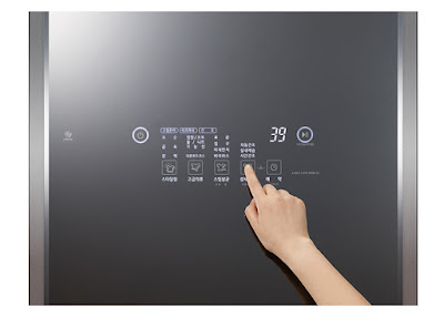 mặt trước của LG Styler S5GFO là một màn hình điều khiển dạng LED ấn tượng