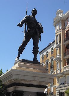 Estatua dedicada a Eloy Gonzalo, sobre un pedestal con placa en la plaza de Cascorro, en El Rastro.