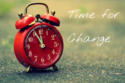 Reloj despertador con la frase "time for change"