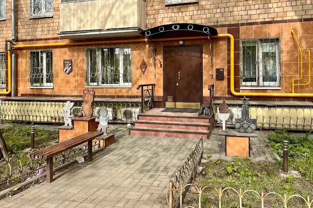 Минская улица, жилой дом 1960 года постройки, «Народная Футбольная Лига Ассоциация»