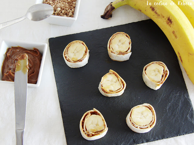 'Sushi' de plátano con dulce de leche y almendras