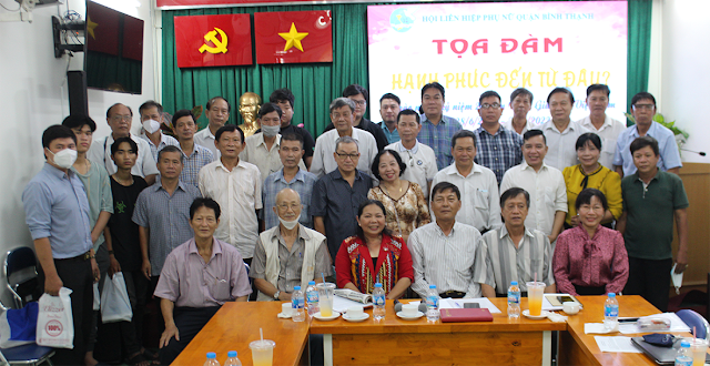 Lãnh đạo quận cùng các thành viên Câu lạc bộ Xây dựng gia đình hạnh phúc, Tổ Tư vấn cộng đồng các phường chụp ảnh lưu niệm tại buổi tọa đàm. (Ảnh P. An)