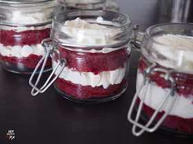 La tarta Red Velvet presentada en vasitos: bizcocho con remolacha (sin colorantes) y una suave mousse de yogur y mascarpone
