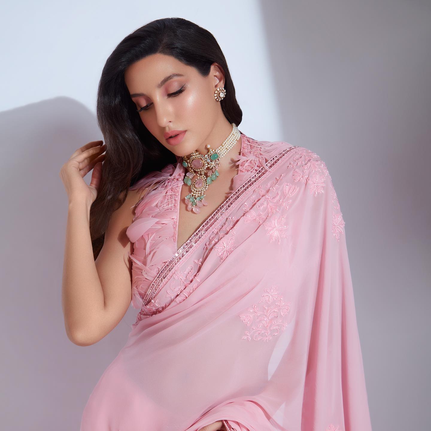 Nora Fatehi pink saree hot