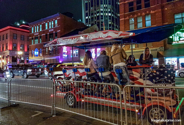 A Lower Broadway, Nashville, à noite