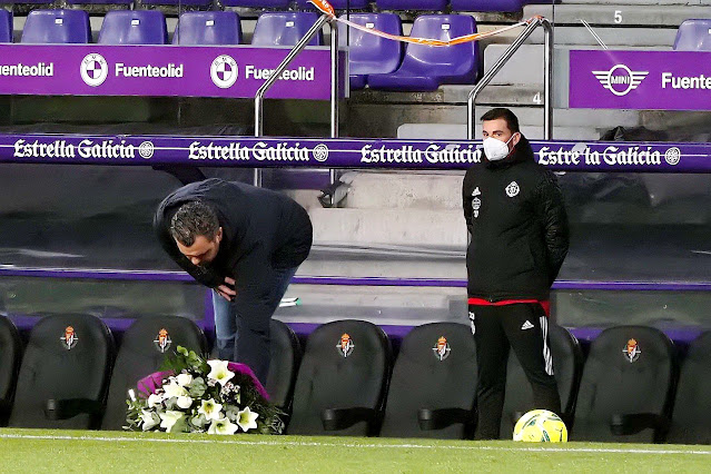 El entrenador del Real Valladolid, Sergio González, deposita un ramo de flores en el suelo del estadio José Zorrilla como homenaje al recientemente fallecido Vicente Cantatore. REAL VALLADOLID C. F. 2 ELCHE C. F. 2. 19/01/2021. Campeonato de Liga de 1ª División, jornada 19. Valladolid, estadio José Zorrilla.