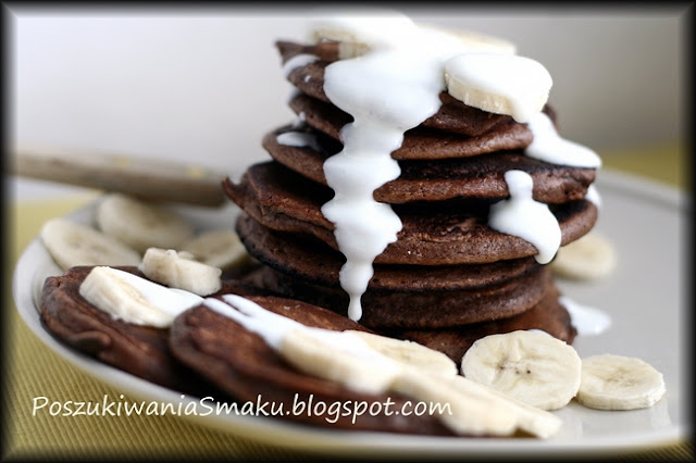 Pancakes czekoladowe z bananem i polewą jogurtową