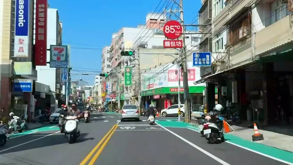 ▲彰化縣政府在大埔商圈的大埔路劃設1050公尺的標線型人行道，改善行人通行環境。（記者林明佑攝）