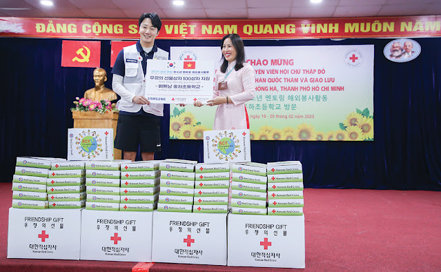 Diễn viên Jung Ilu, Đại sứ quan hệ công chúng Hội Chữ thập đỏ Hàn Quốc trao quà cho đại diện Ban giám hiệu Trường Tiểu học Hồng Hà. (Ảnh: TC) Diễn viên Jung Ilu, Đại sứ quan hệ công chúng Hội Chữ thập đỏ Hàn Quốc trao quà cho đại diện Ban giám hiệu Trường Tiểu học Hồng Hà. (Ảnh: TC)