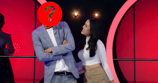 Nam ca sĩ Việt gây tranh cãi vì nhìn chằm chằm vòng 1 và tới tấp hôn cô gái trên show hẹn hò