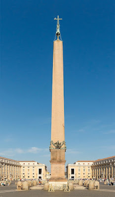 obelisco de origen egipcio en el centro de la plaza vaticana de San Pedro