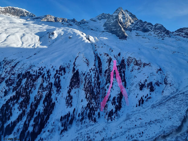 Lawine unterhalb der Geraer Hütte: 2200m, West. (Anpassung 22.02.2023 15:45 Uhr: Die Lawine teilte sich in  zwei Arme. Eine Person wurde links, die andere rechts mitgerissen.) (Foto: 21.02.2023)