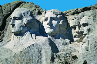 Escultura presente no Monte Rushmore. Mostra os rostos de George Washington, Thomas Jefferson, Abraham Lincoln e Theodore Roosevelt