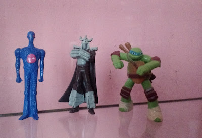 Miniatura de vinil estática de tartaruga ninja Leonardo e vilões: destruidor e outro azul de olhos vermelhos  4,5 cm e 5cm  R$ 12,00 os 3