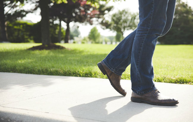 Piedi che camminano nel modo giusto