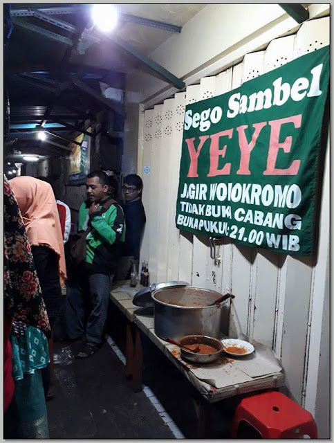 Tempat Makan Surabaya Buka Malam – Nikmatnya Sambelan Mak Yeye