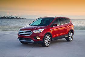 Front 3/4 view of 2017 Ford Escape SE