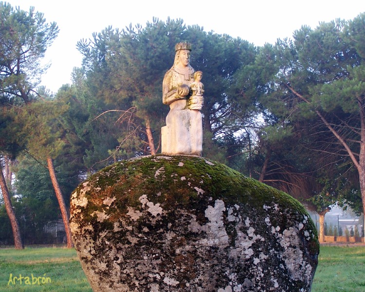 Imagen de la Virgen de Compostilla sobre piedra. Artabron.