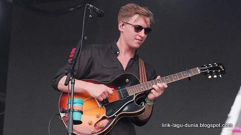 Lirik Lagu George Ezra - Hold My Girl