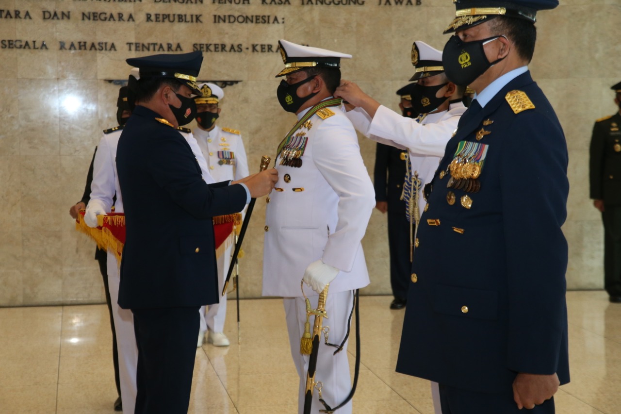 Panglima TNI Sematkan Bintang Kehormatan Republik Indonesia Kepada Kepala Staf Angkatan