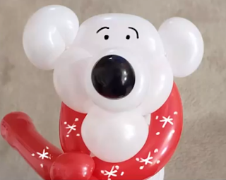 Eisbär aus Luftballons modelliert.