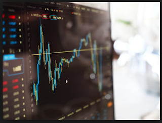 chart saham di laptop dan cahaya