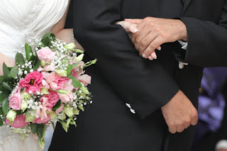 Pareja de novios del brazo