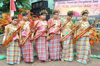Sejarah Dan Perkembangan Suku Bugis women traditional art Bugisnes