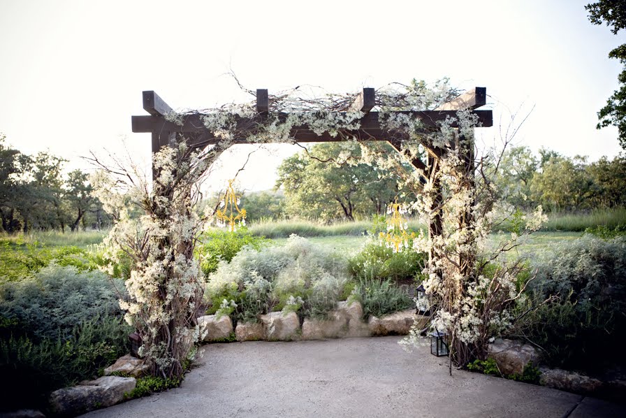 Here are a few gorgeous Chuppah ideas that you can use for your wedding 