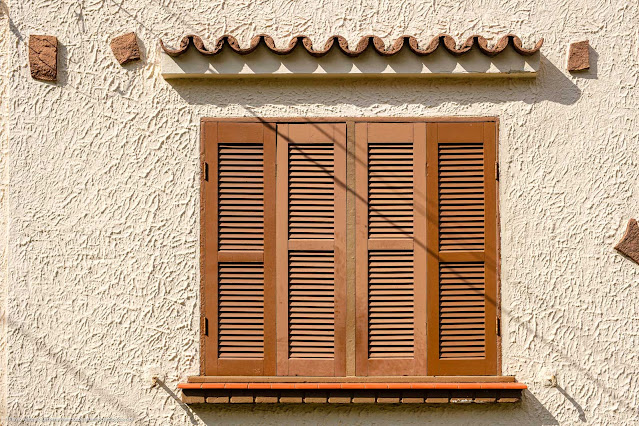 Uma casa bem bonita no Ahú - detalhe janela com veneziana
