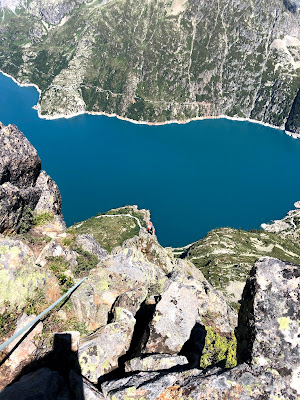 The turquoise Lac Emmossen give the perfect back drop