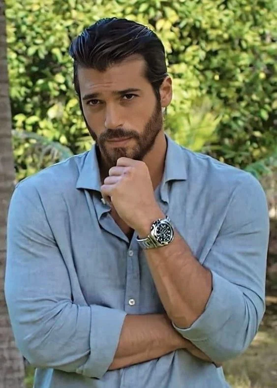 Can Yaman is on the set of the second season of "Viola como il mare" (Violet like the Sea). During filming, he was accused of a alleged assault, leaving his fans uncertain about what to think.