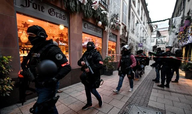 Πανικός στο Στρασβούργο: Παραμένει ελεύθερος ο δράστης της δολοφονικής επίθεσης 