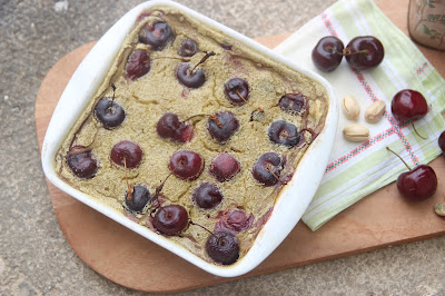 Cuillère et saladier : Clafoutis de cerises à la pistache (vegan)