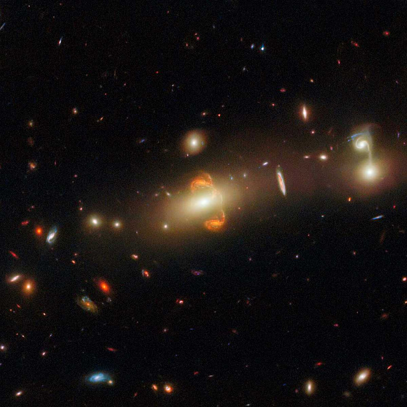 Lente gravitacional ‘duplica’ galáxia em registro do Hubble