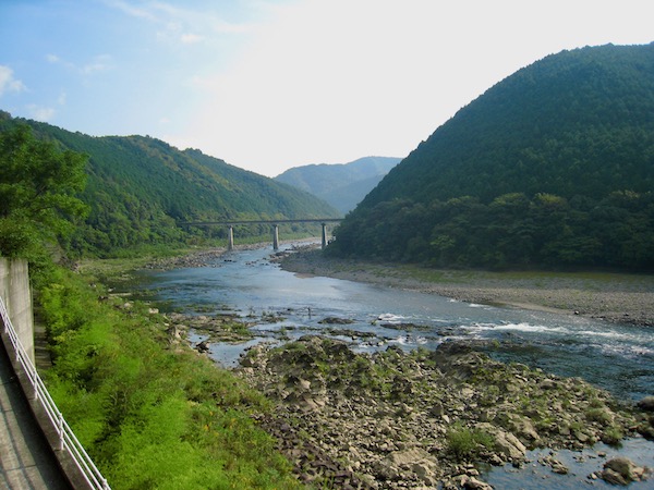 山間に流れる四万十川と鉄橋