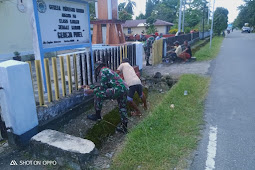 Satgas Yonif RK 732 Banau Bantu Pengecetan Gedung GPM Pniel Leamahu