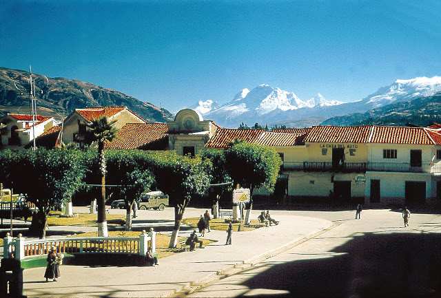 Antigua Plaza  de Armas de Huaraz, año 1957. Nevados: Huandoy, Huascarán, Chopicalqui y Hualcán.